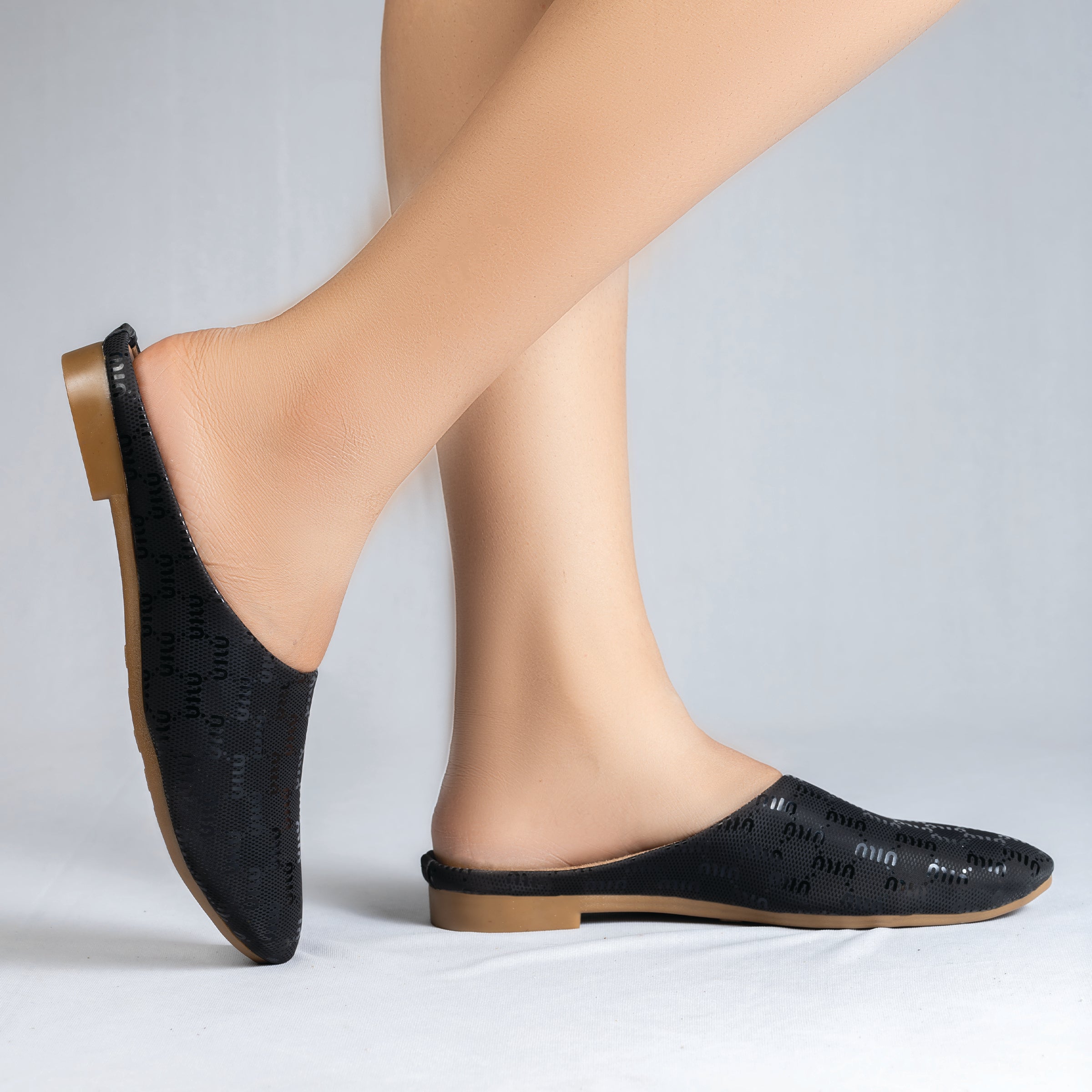 Parshni Women Balck Texture Pointed  Half Shoe For Casual Use